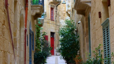 Narrow street and historic buildings in Birgu (Vittoriosa)