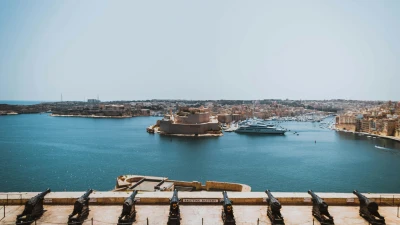 The Saluting Battery cannons and the Grand Harbour from the Upper Barrakka Gardens